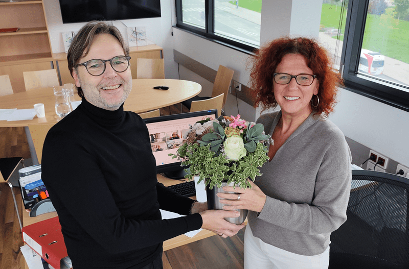 Übergabe eines Blumenstraußes von Peter Stepanek an Elisabeth Steiner