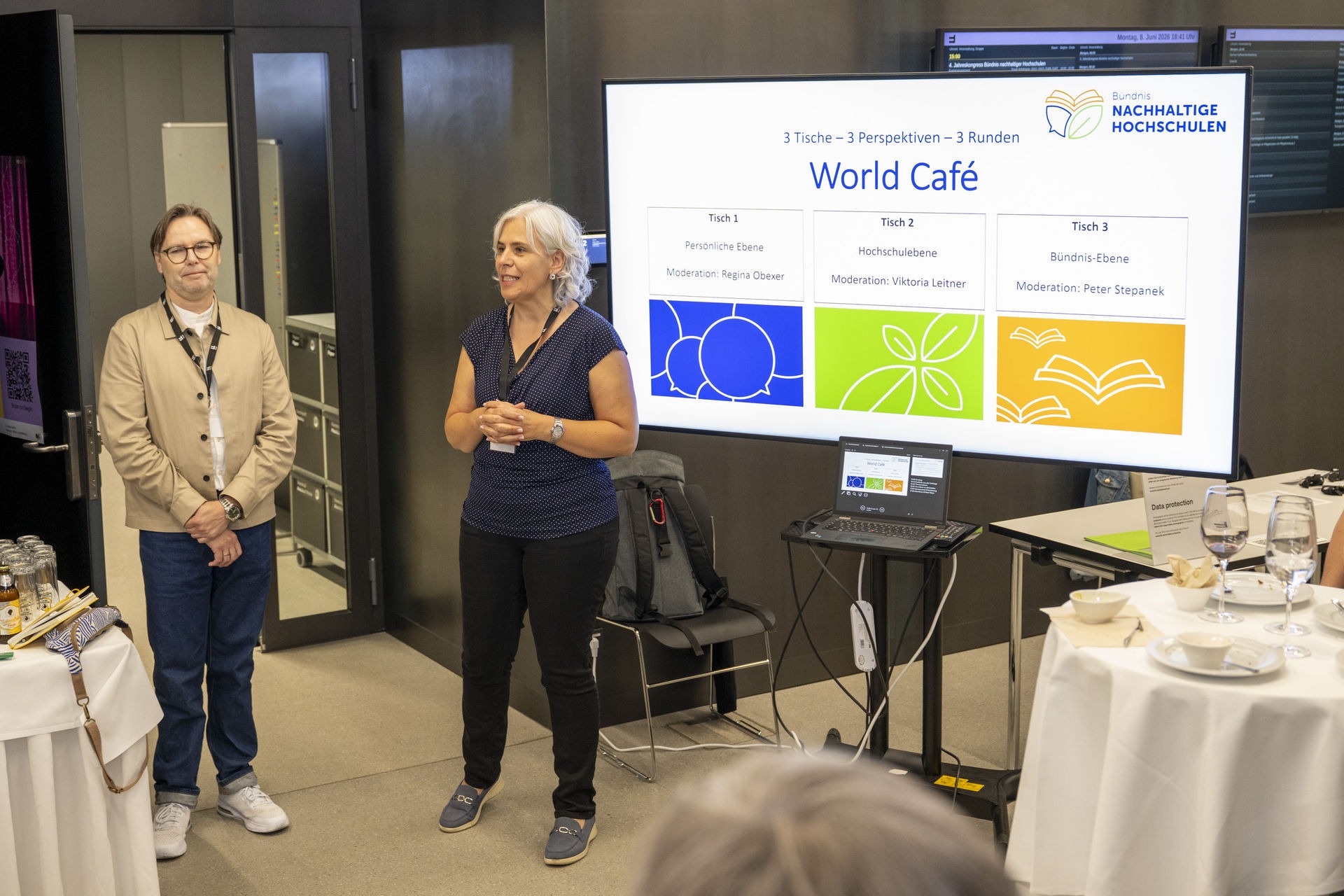 Diskussion bereits am ersten Tag beim WorldCafé